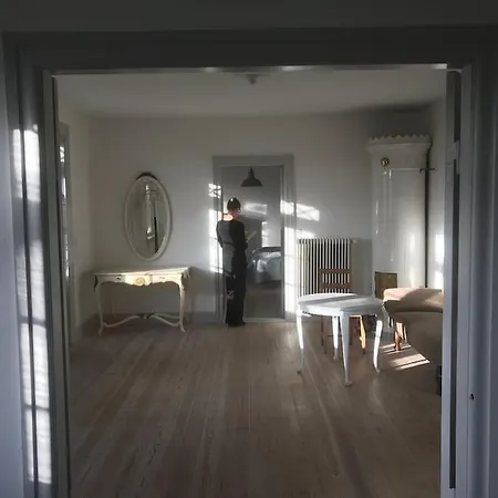 Stort Smukt Hus Med Havudsigt Taet Pa Mons Klint Borre