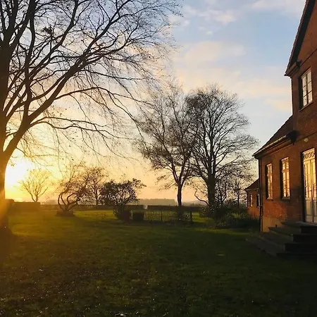 Stort Smukt Hus Med Havudsigt Taet Pa Mons Klint Borre