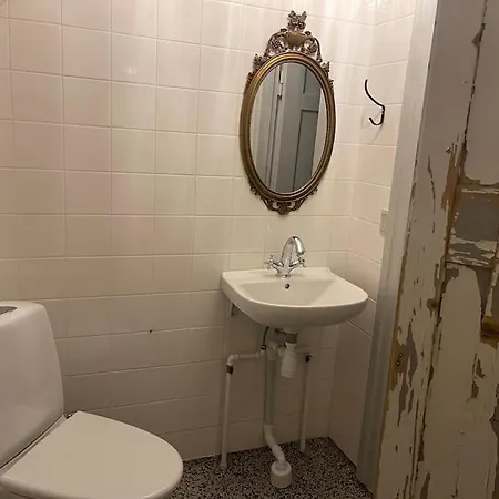 Stort Smukt Hus Med Havudsigt Taet Pa Mons Klint Borre